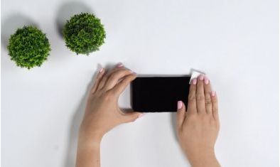 Lze nalepit tvrzené sklo na ochrannou fólii?