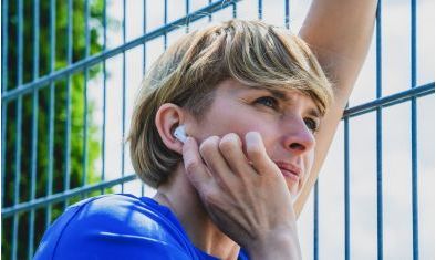 Jak spárovat sluchátka s různými zařízeními přes Bluetooth?