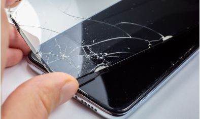 Jak sundat ochrannou fólii z telefonu?