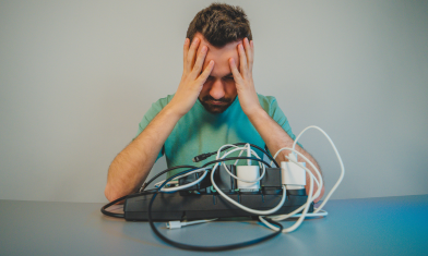 czy-ladowarka-po-oldaczeniu-telefonu-pobiera-prad